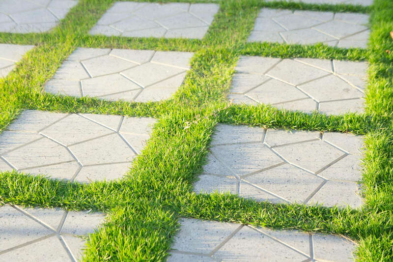 dlaczego warto wybrać płyty brukowe do ogrodu