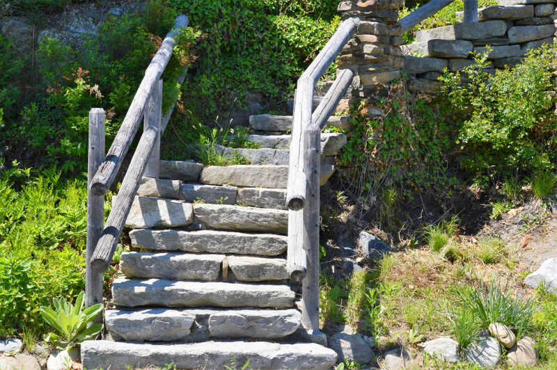 Styl schodów w ogrodzie rustykalnym