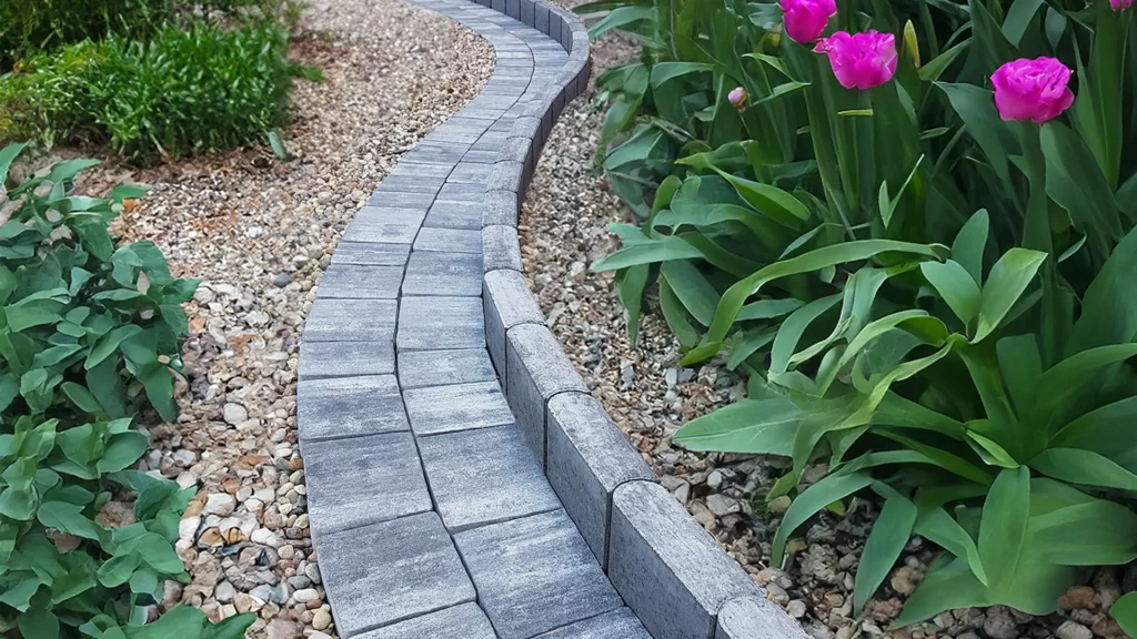 Obrzeża jako element dekoracyjny trawnika