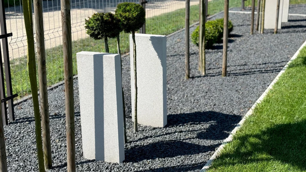 Jak montować palisady w ogrodzie?