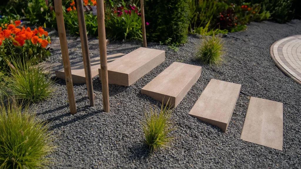 Stopnie schodowe a mała architektura w nowoczesnym ogrodzie