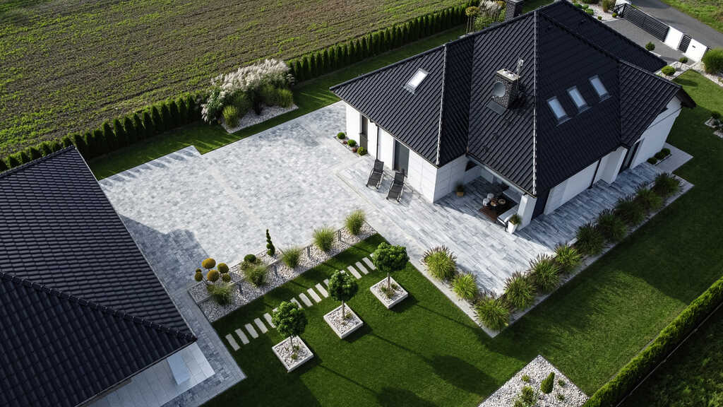 Jak zapewnić odpowiednie spadki na tarasie brukowym