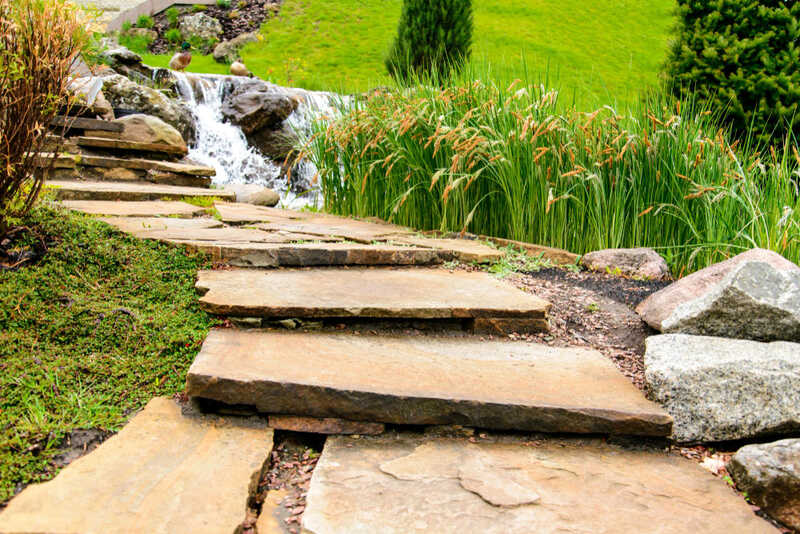 Naturalny ogród ze stopniami kamiennymi