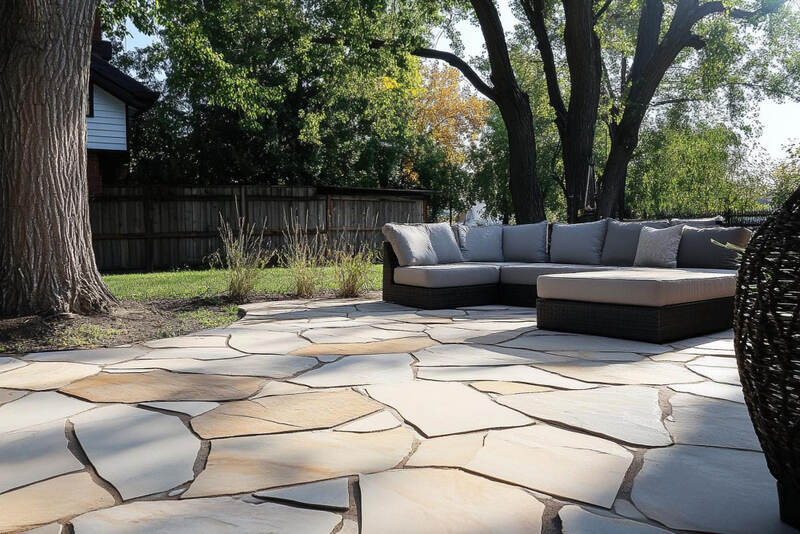 Jak łączyć płyty betonowe z naturalnym kamieniem na tarasie