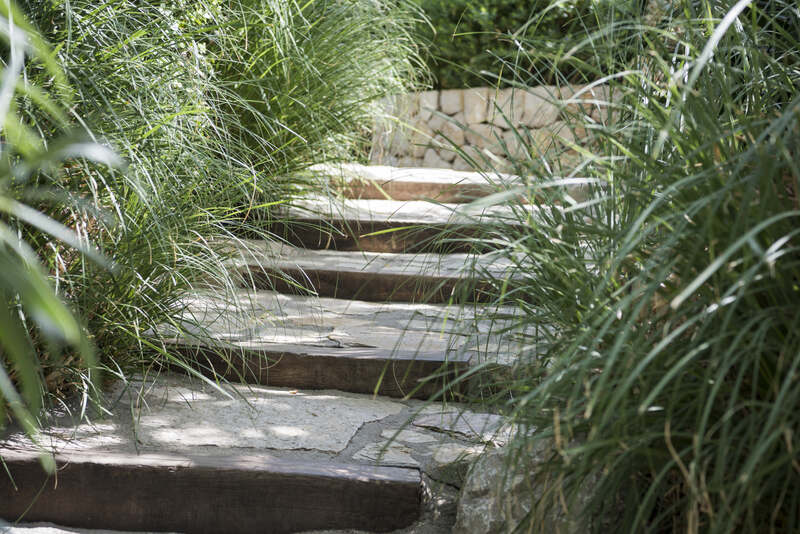 Stopnie schodowe w ogrodzie rustykalnym