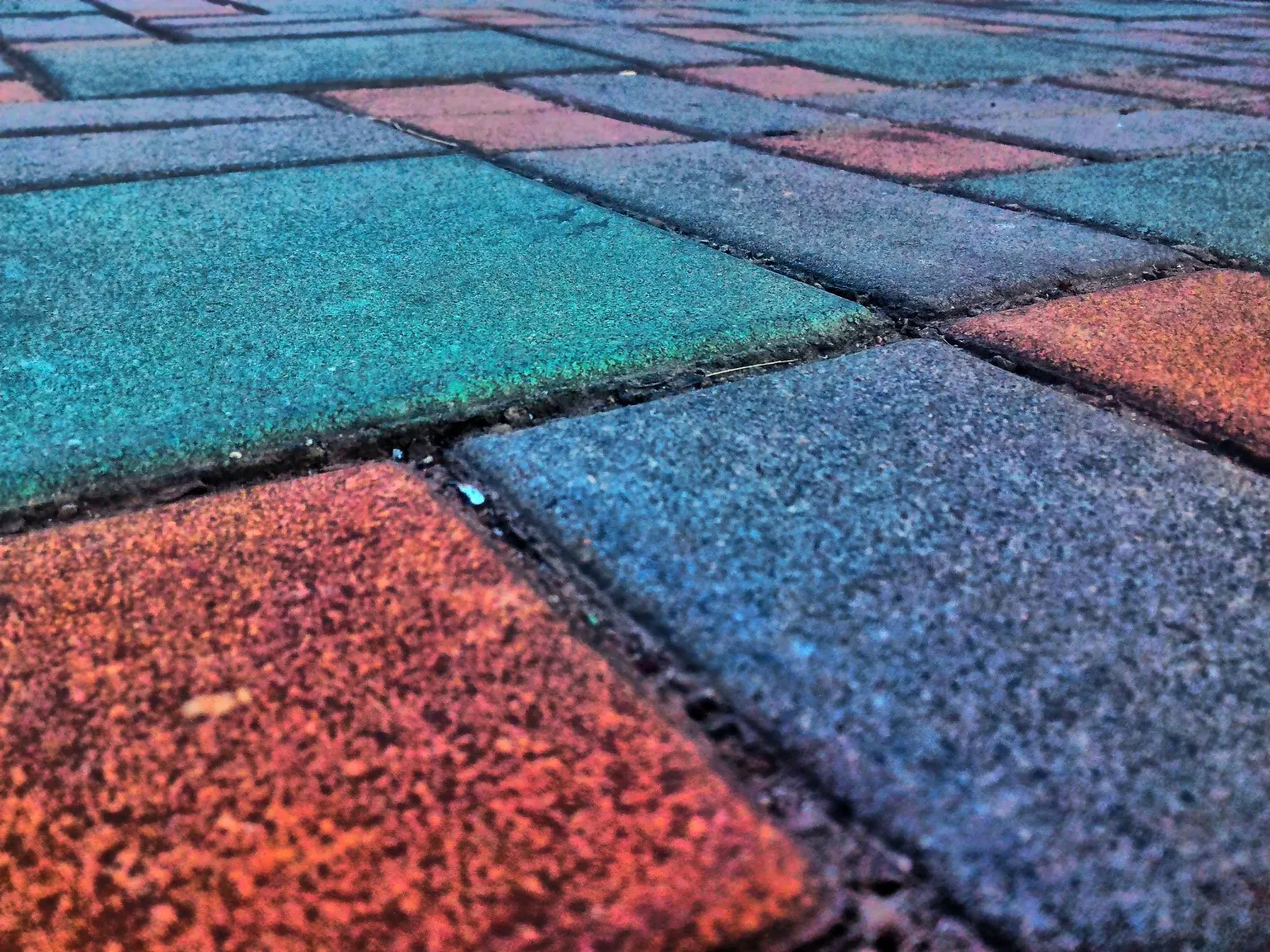 Kolorowe płyty brukowe jako element dekoracyjny tarasu