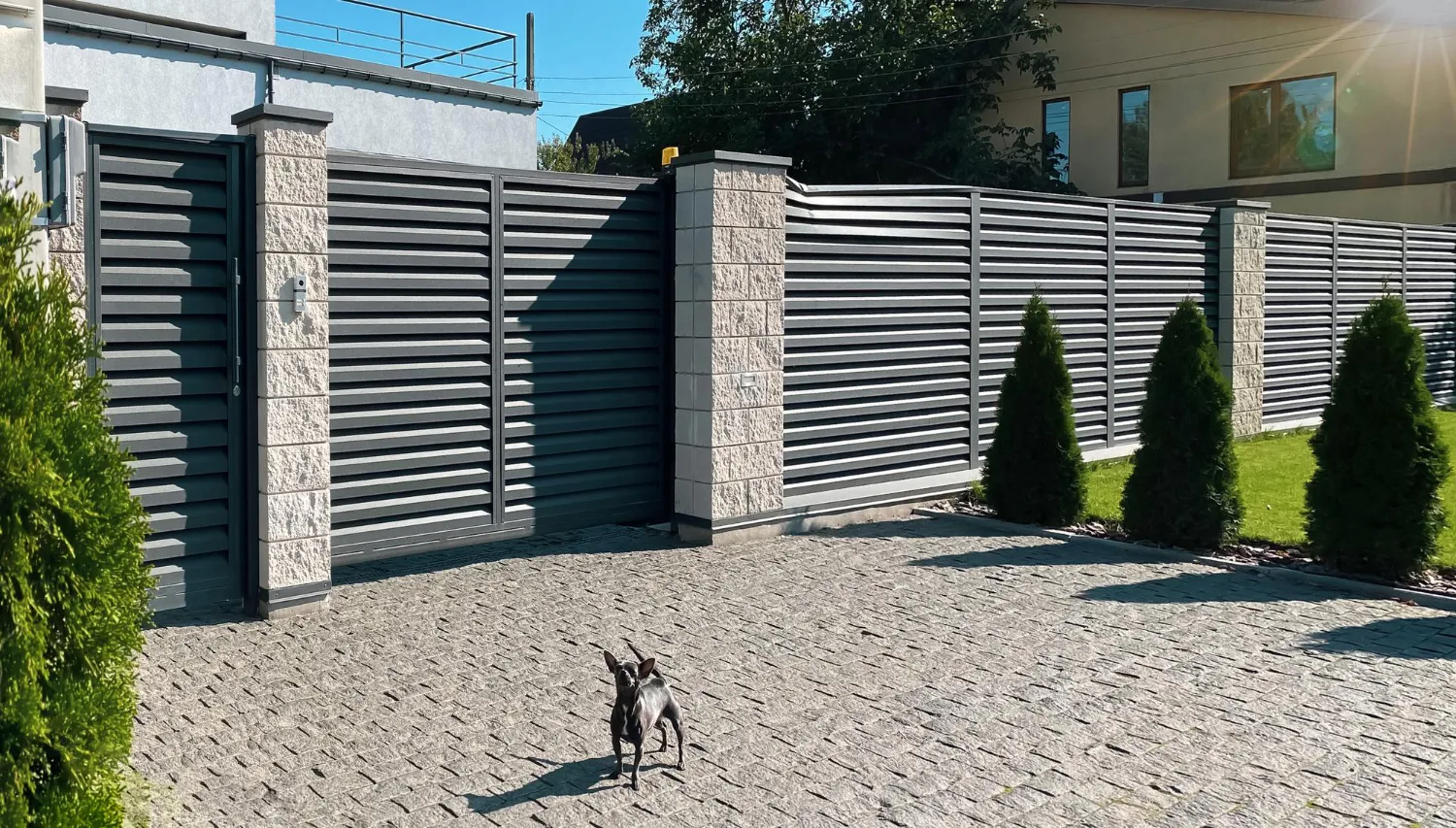 Pustaki betonowe a ogrodzenia panelowe