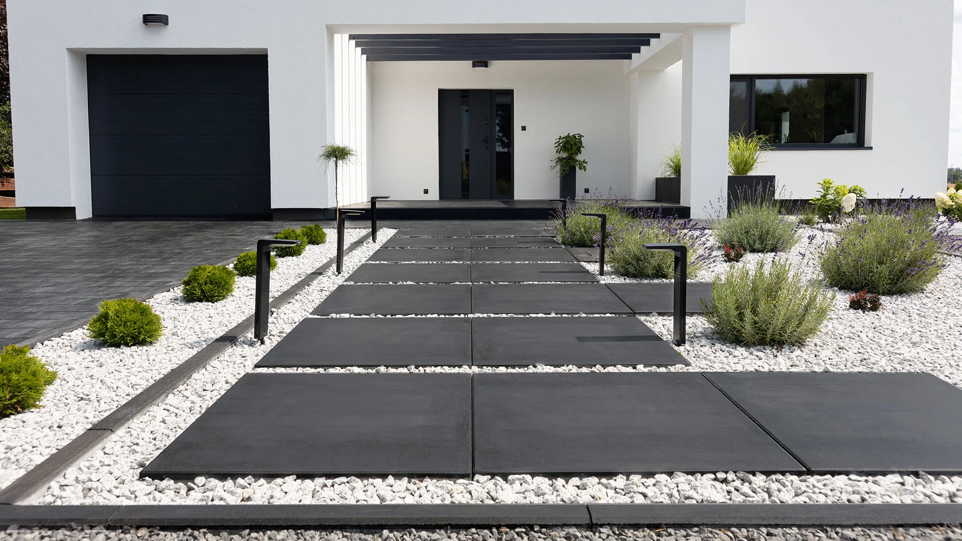 Jak łączyć obrzeża z płytami brukowymi