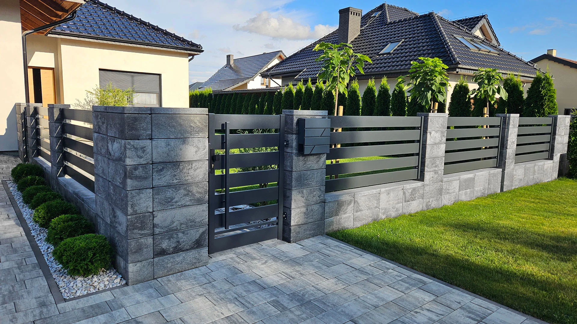 Jak dopasować kostkę brukową do ogrodzenia betonowego?